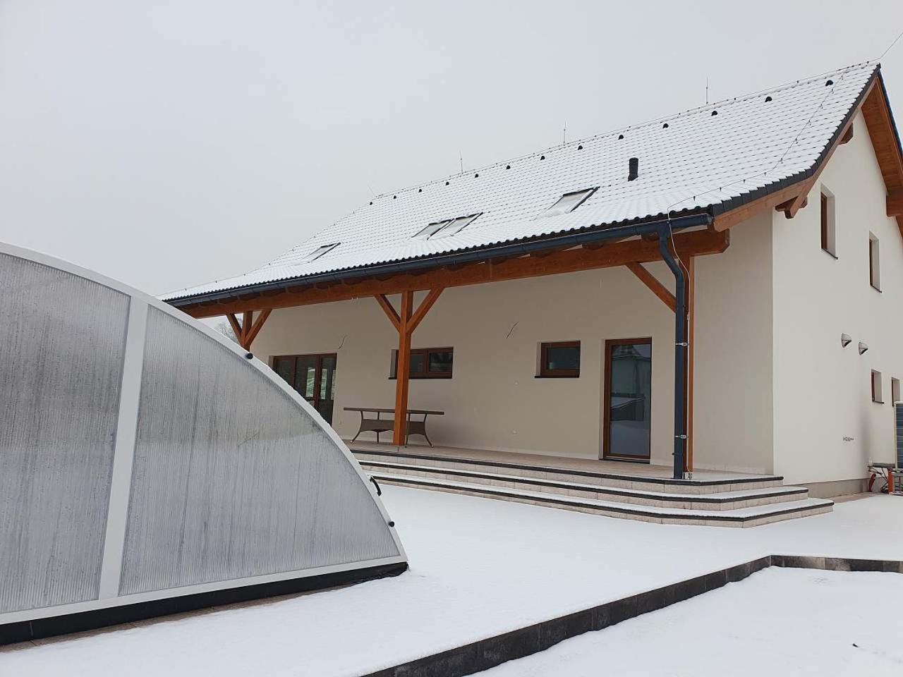Holiday House Adam Prosecne Екстериор снимка